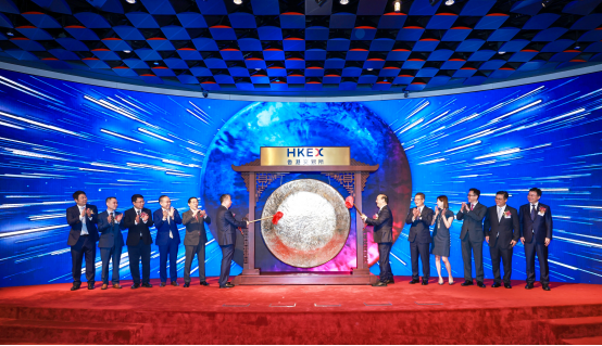 宁德时代港股上市首日表现亮眼，股价高开超12%，创下今年全球最大公开募资纪录